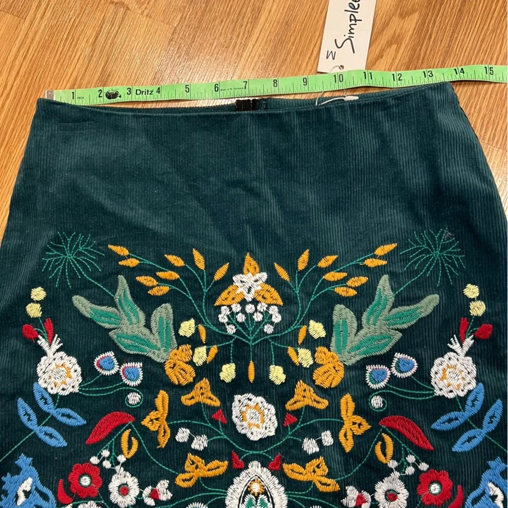 New Simplee Green Corduroy Embroidered Skirt sz M‎